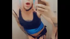 Reproduzir Gata cosplay de cabelos azuis em meias anseia por paus grandes