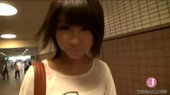 تشغيل فاتنة آسيوية مثيرة ذات وجه شيطاني تلعق وتمتص الديك، وتركبها في راعية البقر وراعية البقر العكسية، وتئن بصوت عالٍ في هذه الإباحية السيئة