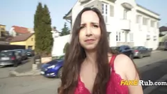 Jouer Prova l'emozione di una finta corsa in taxi con una troia europea che mostra le sue tettone per soldi in questa avventura porno reality all'aperto