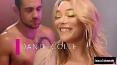 Afspelen Blonde shemale Emma Rose in lingerie geeft intense deepthroat en sex anaal