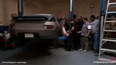 تشغيل شاهد الإذلال المطلق بينما يهيمن كورال أورتا وجيمس دين على مجموعة من الفاسقات في مرآب عام، وتتميز بالنيك الشديد والديوك الكبيرة والعبودية الشديدة