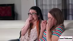 Redare Micuta lesbiană Serena Blair se bucură de linge de fund și de sex pasional cu blonda Cadence Lux în această scenă porno lesbiană fierbinte