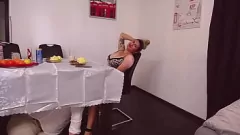 Redare Cuplul de adolescenți se bucură de o aventură publică riscantă în timp ce el își linge păsărica ras sub masa restaurantului