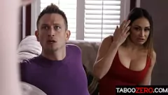 Jouer Una matrigna lussuriosa e la fidanzata del figliastro esplorano i piaceri proibiti in un bollente trio