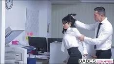 Reproducir Él tira de su cabello hacia abajo, le quita la falda y se folla a su secretaria