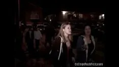 Odtwórz Seks grupowy z kilkoma napalonymi cipkami pieprzonymi przez mężczyznę