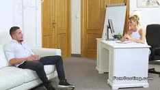 Abspielen Böse Muschi, die ihren Partner zwingt, ihre Muschizungen zu geben