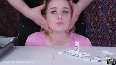 Domino oyununu kaybeder ve onun sikini emmek zorunda kalır