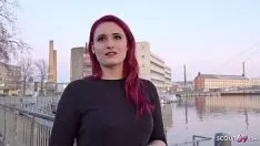 Afspelen De roodharige Melina die op het net bekend is, neukt op de eerste date