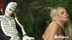 Redare Negresa si blonda luate in trib si penetrate de canibali dotati