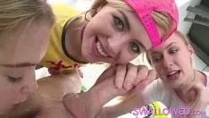 Abspielen Xxx Group Movies Gaoaza Larga Porn mit drei langsam eingedrungenen Blondinen