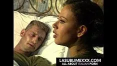Reproduzir Loira com traseiro sexy fodida por um militar