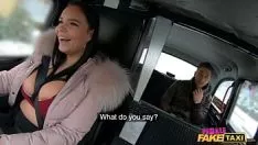 Reproduzir A loira tira a habilitação depois de transar com o carro