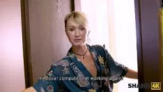 Redare isi bate joc de barbat care ii linge pizda si curu sexy