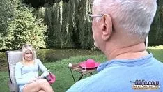 Abspielen Ihre junge Nachbarin mit schwarzer Muschi steckt ihre Finger in sie