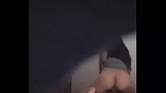 Abspielen Junge Leute, die von einer versteckten Kamera gefilmt werden, wenn sie Pornofilme drehen