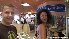 Redare Masturbare cu o bruneta sexy intr-un depozit