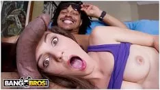 Reproduzir Ele enfia todo o pau grosso no cu dessa milf loira e quer transar