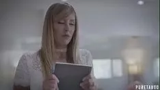Jouer Cette pute mature a une très grosse chatte et elle aime la détacher et la montrer