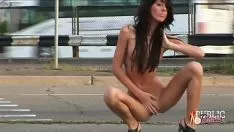 Redare Rusoaica bruneta care se plimba pe strada in drum spre clientul ei