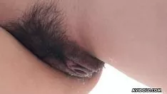 En un baño, esta joven morena chupa muy bien la polla de su pareja