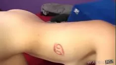 Oynat Sarışın busty bu mavi oyuncağın arada yaptığı işten çok memnun
