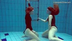 Reproducir El macho feroz que se folla a dos adolescentes en una piscina