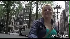 Jouer Un homme est allé rendre visite à deux prostituées