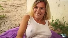 Jouer Jeune blonde roumaine baisée sous un pont