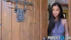 Sexe porno avec une brune japonaise baise au chalet dans sa grande bouche