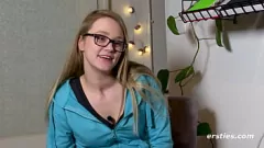 Abspielen Exhibitionistisches Babe vergnügt sich in der Öffentlichkeit mit einem Vibrator