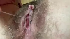 Odtwórz Owłosiona cipka zalana spermą i tryskaniem