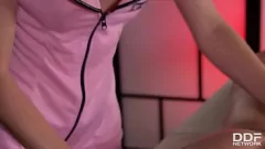 Redare Foarfece pe fetele europene Monique Woods și Emily Ross într-o întâlnire lesbiană intensă