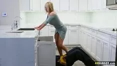 Redare O pizda se fute in bucatarie cu un instalator