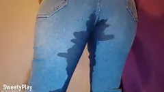 Abspielen Mollige MILF in Jeans und Strümpfen wird beim Pissspiel nass und wild