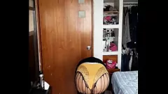 Redare Modelul Busty arată curbe în rochii și ecrane noi