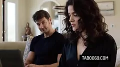 Abspielen Der technische Support wurde zum Pussy-Fixer: MILF Victoria Voxxx und Jay treffen sich sanft und hart