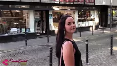 Abspielen Mutig in der Öffentlichkeit: Emma Secret wird in der Stadt ungezogen und kann einem harten Hundefick nicht widerstehen