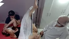 Redare Soția este examinată de medicul emoționat în timp ce soțul urmărește