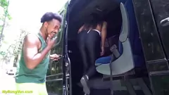 Redare Fundul strâns al Brazilianului MILF întins în sex dur cu autoutilitară
