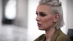 Reproducir Rubia con cabello corto se pone duro en hardcore milf porno