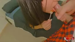 Hot Teen Deepthroats Big Dick et se fait du sperme dans la bouche