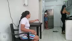 Afspelen Lesbian Milf voldoet aan haar verlangens met stomende solo -sessie