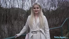 Oynat Kamu Temsilcisi Sarışın Kaliforniya Babe ile Çoraplar