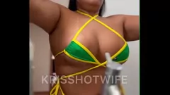 Redare Gagica de plajă braziliană Kriss: o rutină de dimineață a unei țâțe mari și cu fundul mare în lenjerie