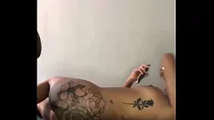 Redare Dansatorul de abanos tatuat devine dur și exotic în Cincinnati