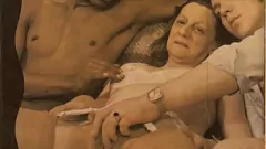 Reproducir Grannies peludas de milf y gilf en un trío retro
