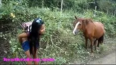 Odtwórz Młoda blondynka doskonale penetrowana długim kutasem Filmy porno ze zwierzętami Konie