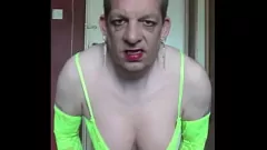 Redare Bisexual Crossdresser's Piss-Humiliation și pofta de cocoș