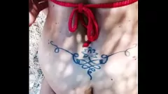 Reproduzir Hot milf chupando pau na praia - boquete público e creampie